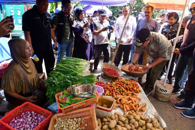 Penjabat (PJ) Gubernur Sulsel, Bahtiar Baharuddin, di hari pertama puasa melakukan peninjauan stok pangan di Pasar Minasa Maupa, Sungguminasa, Kabupaten Gowa, Selasa (12/3/2024).