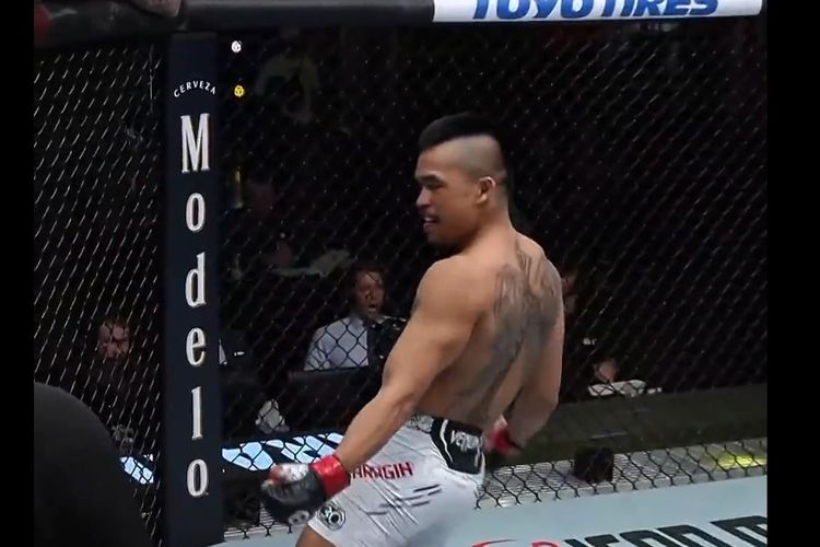 Petarung Mixed Martial Arts (MMA) asal Simalungun, Sumatera Utara, Jeka Saragih, menjadi orang Indonesia pertama yang mencatatkan kemenangan di ajang UFC setelah ia memukul KO Lucas The Lion Alexander pada Minggu (19/11/2023) dini hari WIB.