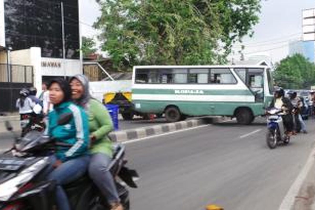 Kopaja 502 jurusan Kampung Melayu-Tanah Abang melintang di median jalan Brigjend Katamso, Jakarta Barat, Sabtu (21/6/2014). Akibatnya arah Tanah Abang-Kemanggisan macet total dan sebaliknya.