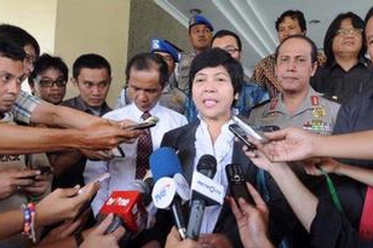 Ketua Komisi Nasional Hak Asasi Manusia Siti Noor Laila (tengah) didsampingi anggota Komnas HAM Nur Kholis (berdasi) dan Manager Nasution (baju batik) bersama Kepala Badan Reserse Kriminal Polri Komisaris Jenderal (Pol) Sutarman (kanan) dan Kepala Biro Penerangan Masyarakat Polri Brigadir Jenderal (Pol) Boy Rafli Amar (dua dari kanan) seusai bertemu Kapolri di Mabes Polri, Jakarta, Kamis (4/4/2013). Komnas HAM bertemu Kapolri untuk mengkoordinasikan investigasi dalam penanganan kasus penyerangan Lembaga Pemasyarakatan Cebongan, Sleman, Yogyakarta.   