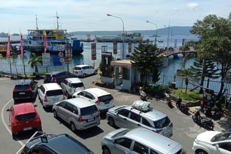 Kendaraan roda empat terpantau padat di Pelabuhan ASDP Ketapang Banyuwangi 
