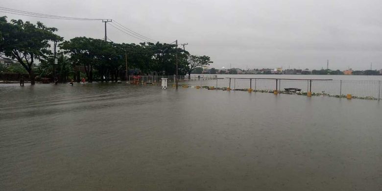 Selama tiga hari diguyur hujan lebat, Kota Makassar dilanda banjir hingga ketinggian 1 meter di jalan raya maupun di kawasan pemukiman penduduk. Bahkan, waduk hingga kanal yang berada di tengah kota meluap.