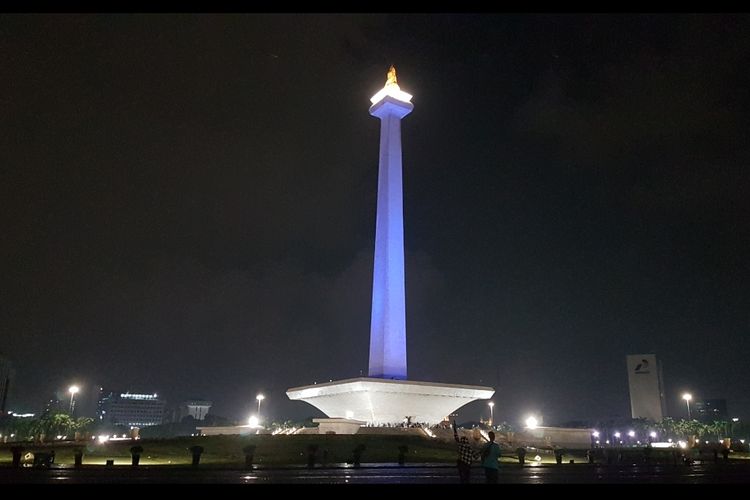 Lampu biru yang menyinari monas untuk memperingati World Autism Awareness Day