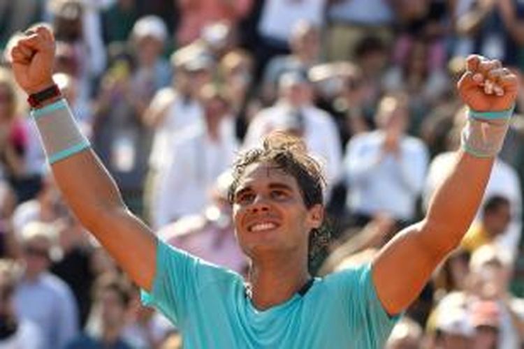 Petenis Spanyol Rafael Nadal merayakan kemenangannya atas petenis Inggris, Andy Murray, pada semifinal French Open di Paris, Jumat (6/6/2014).