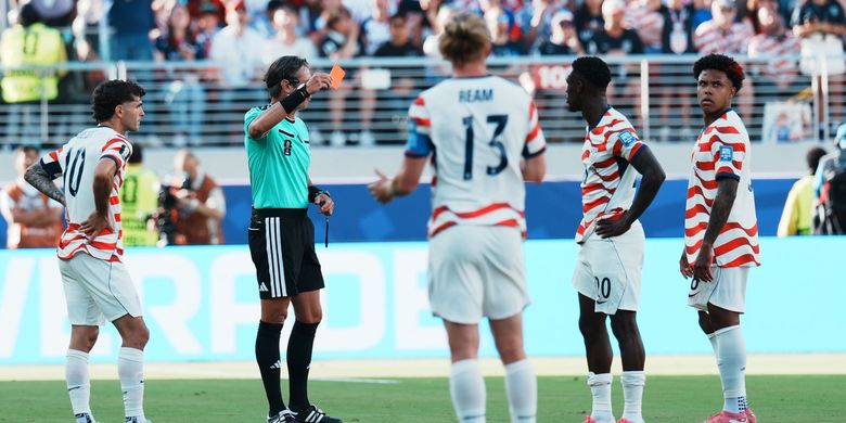 Wasit melayangkan kartu merah kepada penyerang Amerika Serikat Folarin Balogun (kedua dari kanan) pada laga babak 32 besar antara Amerika Serikat vs Bosnia-Herzegovina di Piala Dunia 2026 di Stadion San Francisco Bay Area di San Francisco, Amerika Serikat, 1 Juli 2026.