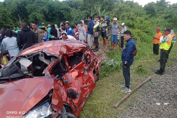 KRL tabrak sedan dan menewaskan dua orang di Tenjo, Kabupaten Bogor, Kamis (8/2/2024).