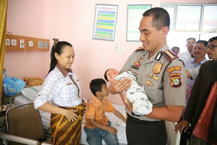 Kapolres Metro Jakarta Utara Kombes Dwiyono saat mengunjungi Fitri dan bayinya di RSUD Koja.