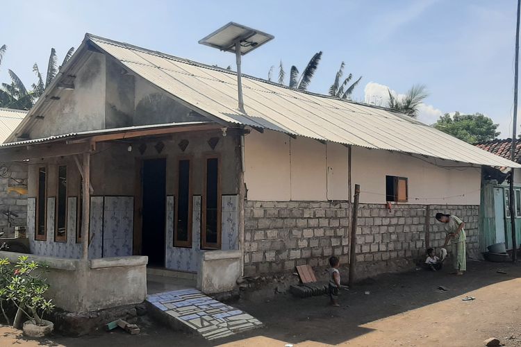 Rumah warga Dusun Merak, Desa Sumberwaru, Kecaatan Banyuputih, Kabupaten Situbondo, yang ada di dalam Taman Nasional (TN) Baluran, yang terpasangi panel surya, Senin (24/10/2022).