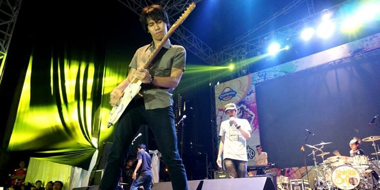 Gitaris Sheila on 7, Eross Candra saat beraksi di panggung JackcCloth Summer Fest 2016 di Gelora Bung Karno, Senayan, Jakarta Pusat, Kamis (5/5/2016). 
