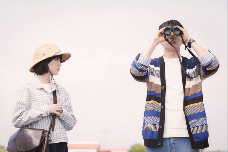 Woo Young Woo (Park Eun Bin) menatap Lee Joon Ho (Kang Tae Oh) dalam Extraordinary Attorney Woo episode 14. Episode 14 ditayangkan di Netflix pada Kamis (11/8/2022).