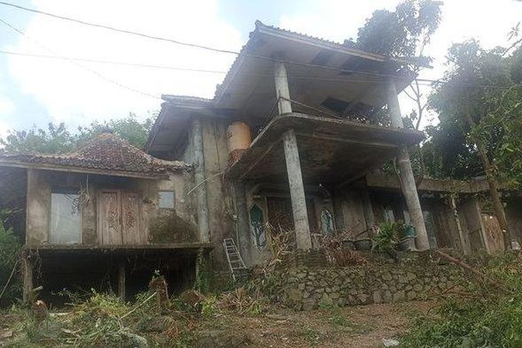 Penampakan rumah mewah Dokter Wayan yang terbengkalai dan kumuh di Karawang, Jawa Barat.