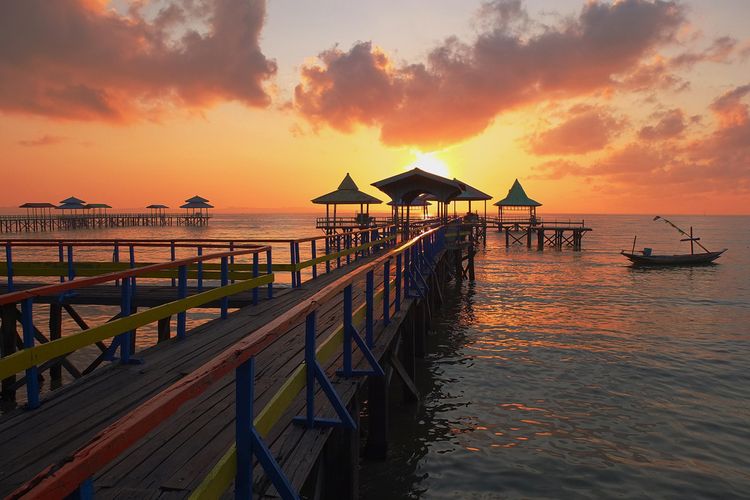 Panorama sunset di Pantai Kenjeran Surabaya