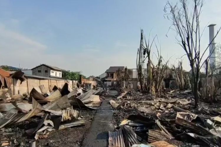 Kebakaran yang menghanguskan 40 rumah warga di Jalan Swadaya PLN RT 013 RW 002 Kelurahan Jatinegara, Kecamatan Cakung, Jakarta Timur, Senin (29/8/2022) dini hari, diduga akibat korsleting atau hubungan arus pendek listrik.