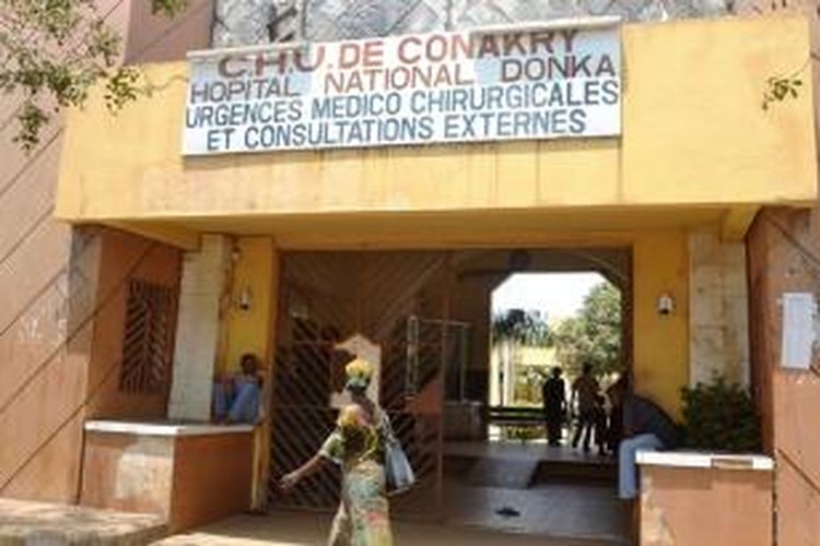 Seorang warga melintas di depan RS Donka di ibu kota Guinea, Conakry. Negeri Afrika Barat itu sedang dalam kewaspadaan tinggi menghadapi wabah ebola yang sudah menyebar hingga ke ibu kota.