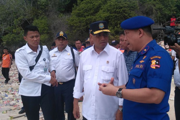 Menteri Perhubungan, Budi Karya Sumadi saat meninjau lokasi evakuasi karamnya KM Lestari Maju di Pantai Pabadilang, Kepulauan Selayar, Rabu (4/7/2018).