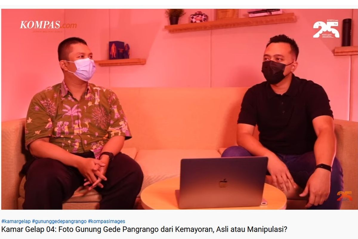 Fotografer Ari Wibisono (kiri) dan Produser Program Kamar Gelap Kompas.com, Dino Octaviano (kanan).