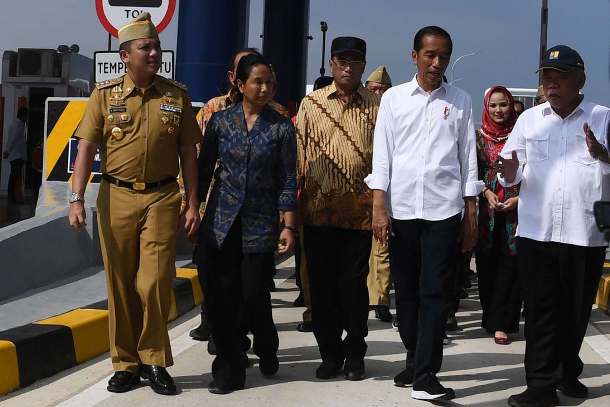 Presiden Joko Widodo (kedua kanan) berbincang dengan Menteri PUPR Basuki Hadimuljono (kanan), Menteri Perhubungan Budi Karya Sumadi (tengah), Menteri BUMN Rini Soemarno (kedua kiri) dan Gubernur Lampung Muhammad Ridho Ficardo  seusai meresmikan tol Trans Sumatera ruas Bakauheni-Terbanggi Besar di Gerbang Tol Natar, Lampung Selatan, Lampung, Jumat (8/3/2019). Presiden meresmikan Jalan Tol Trans Sumatera ruas Bakauheni - Terbanggi Tinggi Besar sepanjang 140,9 km dalam rangka konektivitas dan percepatan jalur distribusi dari Pulau Jawa ke Sumatera atau sebaliknya.