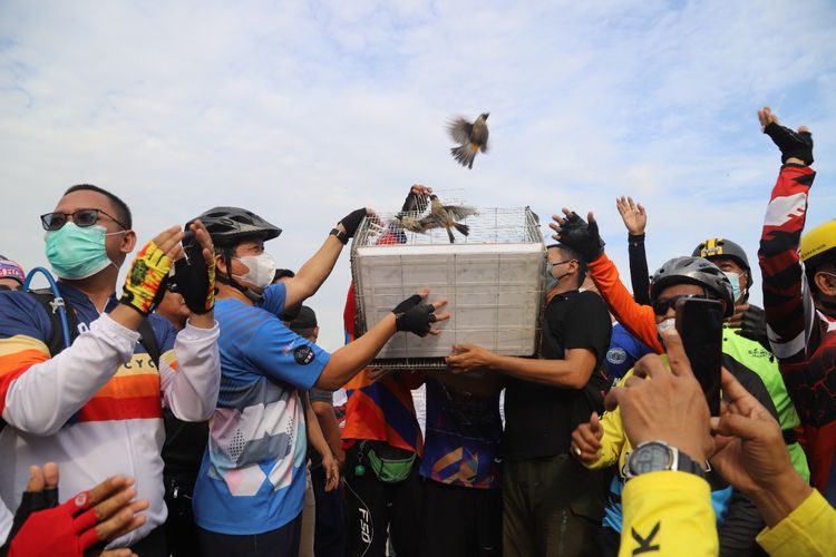 Ratusan burung dilepas di Waduk CIncin, Papanggo, Jakarta Utara, Minggu (20/2/2022). Pelepasan burung tersebut digagas oleh Komunitas Gowes Jakarta Utara (Gotara) sebagai bentuk kepedulian terhadap lingkungan.