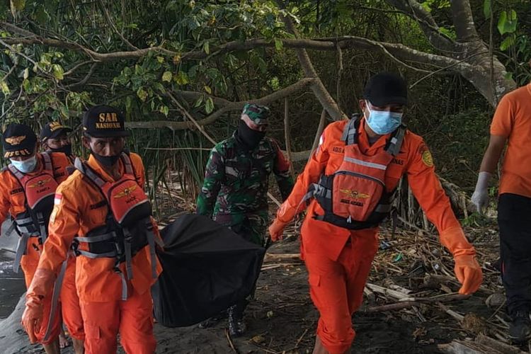 Proses evakuasi korban KMP Yunicee yang ditemukan di Pantai Kelatakan, Bali, Jumat (9/7/2021) 