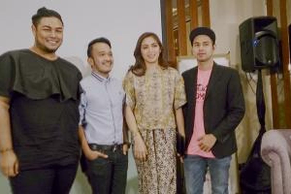Dalam acara jumpa pers kompetisi desain Rosewood Living, di Hotel Le Meredien, Jakarta (9/7/2015), Ivan Gunawan (kiri) berpose bersama Ruben Onsu, Jessica Iskandar dan Raffi Ahmad.