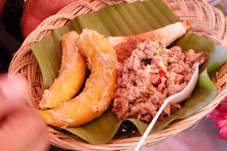 Gohu ikan di Festival Teluk Jailolo 2014. Gohu ikan dibuat dari ikan tuna mentah.