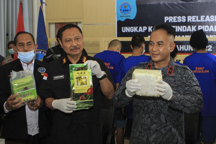 Kepala Badan Narkotika Nasional Provinsi (BNNP) Sumatera Selatan Brigjen Pol Djoko Prihadi menunjukkan barang bukti berupa sabu 15 kilogram yang dibawa oleh tiga kurir narkoba asal Padang yang hendak diselundupkan ke kawasan Kabupaten Ogan Komering Ilir (OKI), Senin (31/1/2022).