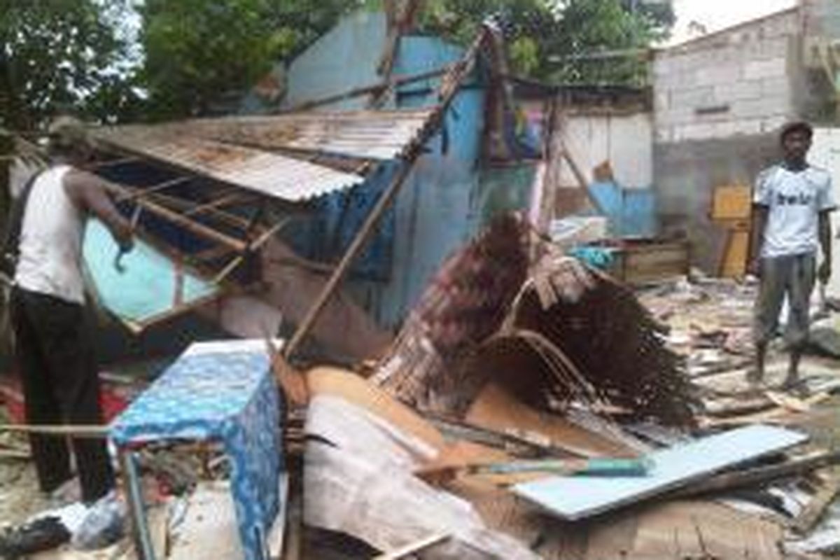 Rumah yang sudah ditinggali oleh pemiliknya di Taman Burung dibongkar oleh petugas, Jumat (18/10/2013).