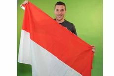 Podolski Angkat Bendera Merah-Putih