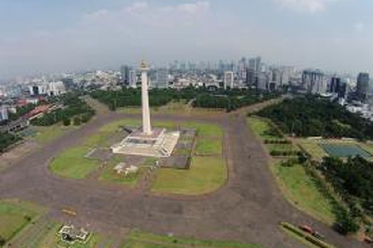 Tugu Monumen Nasional (Monas), Jakarta, Kamis (17/7/2014). Monumen peringatan setinggi 132 meter ini didirikan pada 1951 dan diresmikan pada 1961. Setiap hari libur, Monas kerap dikunjungi banyak wisatawan.