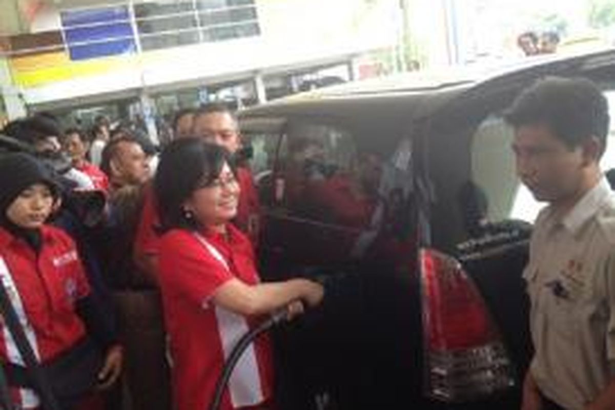 Direktur Utama PT Pertamina Karen Agustiawan memberikan pelayanan pelanggan di SPBU Jelambar Jakarta, Kamis (5/9/2013).