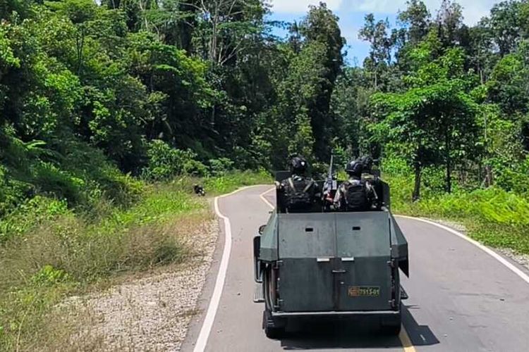 Patroli gabungan TNI-Polri dilakukan untuk mengantisipasi aksi KKB di dalam Kota Kenyam, Nduga, Papua Pegunungan, Sabtu (25/3/2023)