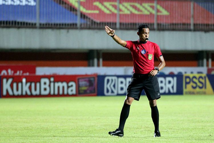 Wasit Musthofa Umarella saat memimpin Persebaya Surabaya melawan Persela Lamongan pada pekan ke 8 Liga 1 2021 yang berakhir dengan skor 1-1 di Stadion Maguwoharjo Sleman, Kamis (21/10/2021) malam.