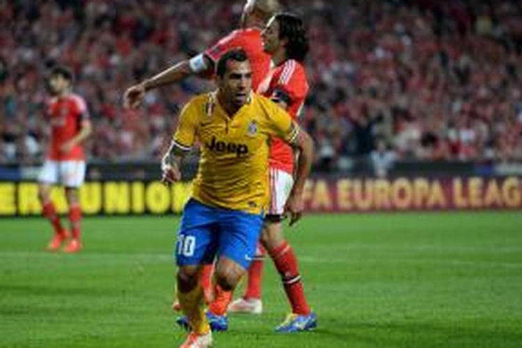 Penyerang Juventus, Carlos Tevez, merayakan golnya ke gawang Benfica, pada leg pertama semifinal Liga Europa, di Estadio do Sport Lisboa e Benfica, Kamis (24/4/2014).
