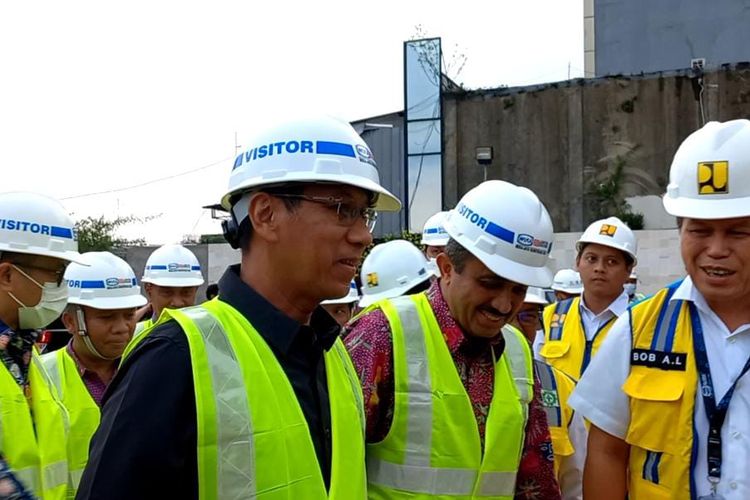 Penjabat (Pj) Gubernur DKI Jakarta Heru Budi Hartono tampak meninjau proyek pembangunan sodetan Kali Ciliwung di Jalan Otista III, Jatinegara, Jakarta Timur, Kamis (1/12/2022).