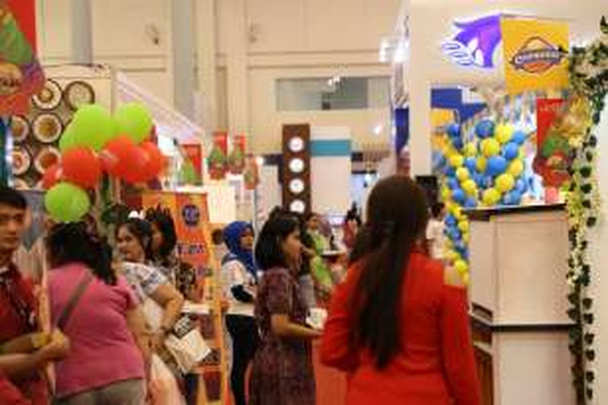 Suasana acara Festival Pekan Raya Indonesia (PRI) di Indonesia Convention Exhibition (ICE) BSD, Tangerang, Senin (24/10/2016). Festival pesta rakyat dengan mengusung 1000 band, kuliner, cerita rakyat legendaris dan pameran multi produk ini berlangsung hingga 2 November 2016.