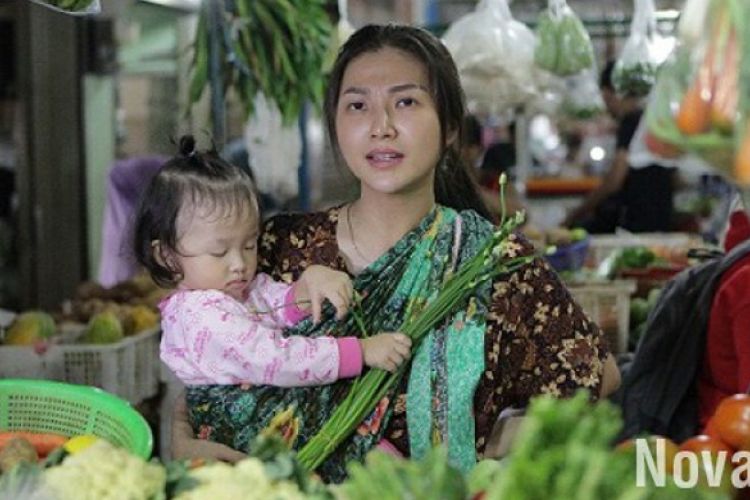 Sarwendah asyik tawar menawar dengan penjual sayur langganannya.