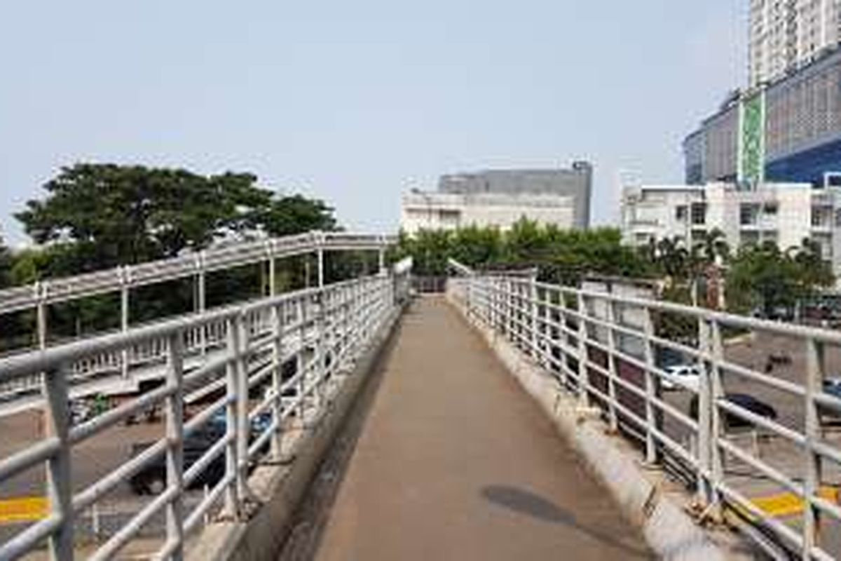 Kondisi jembatan penyeberangan orang (JPO) di Halte Busway Jembatan Besi, Jakarta Barat, Jumat (2/9/2016). Warga sekitar mengaku sudah setahun lebih atap JPO yang sempat terbang oleh angin dibiarkan begitu saja.