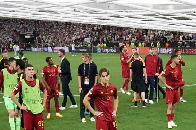 Reaksi pemain Roma setelah pertandingan final Liga Europa 2022-2023 melawan Sevilla di Stadion Puskas Arrena pada 31 Mei 2023. Roma disebut terkena kutukan Kim Kardashian seusai kalah 1-4 dari Sevilla via adu penalti. (Foto oleh JOHN SIBLEY / POOL / AFP)