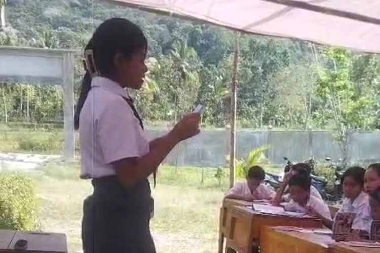 Bosan di Rumah, Astin Rela Jalan Kaki 2 Km untuk Kembali Belajar di Tenda Darurat
