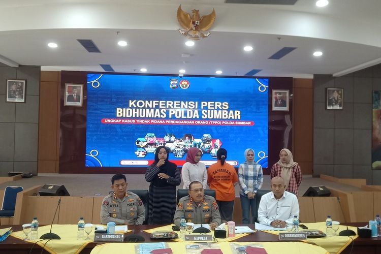 Kapolda Sumbar Irjen Pol Suharyono (tengah) memberi keterangan pers terkait kasus perdagangan orang, Selasa (20/6/2023).