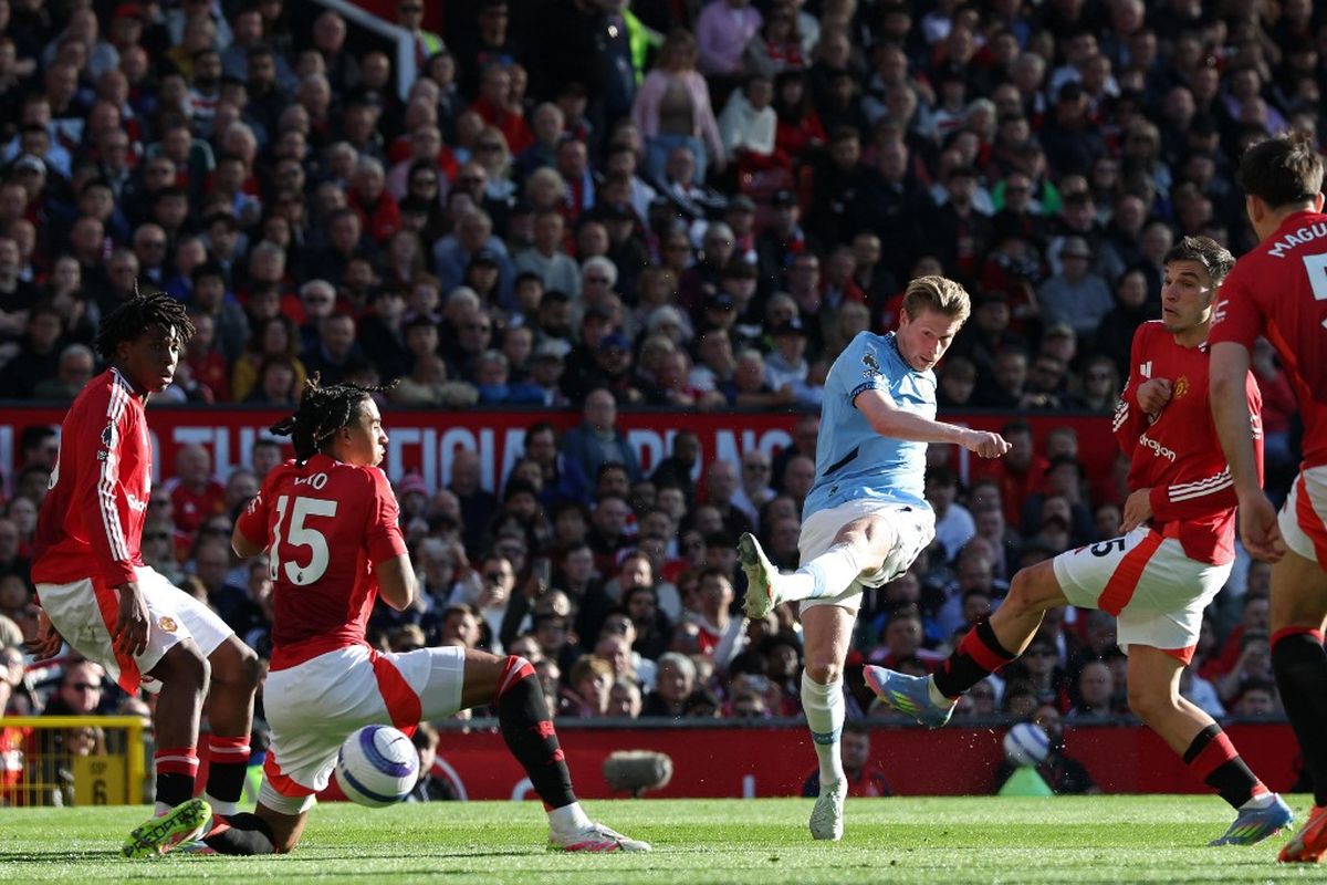Aksi Kevin De Bruyne dalam laga Liga Inggris 2024-2025 antara Man United vs Man City di Stadion Old Trafford, 6 April 2025. (Photo by Darren Staples / AFP) 