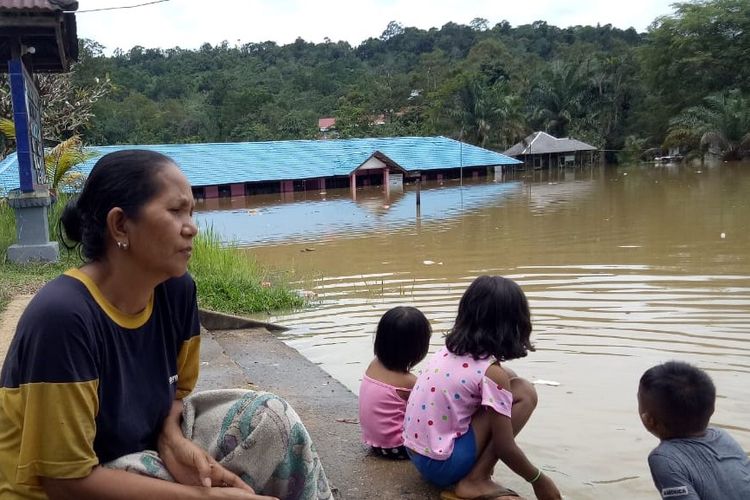 Sebanyak 13 desa di 5 kecamatan, Kabupaten Landak, Kalimantan Barat (Kalbar) dilaporkan mengalami banjir dengan ketinggian mencapai lebih dari satu meter, hingga Rabu (15/3/2023).