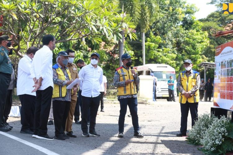 Menteri Basuki Dampingi Presiden Jokowi Tinjau Pelaksanaan Program Padat Karya Tunai Bidang Jalan dan Jembatan di Cirebon, Jawa Barat.