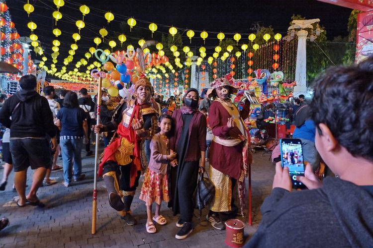 Pengunjung berfoto dengan cosplayer Kera Sakti di Lampion Pasar Gede Solo, Selasa (10/1/2023).