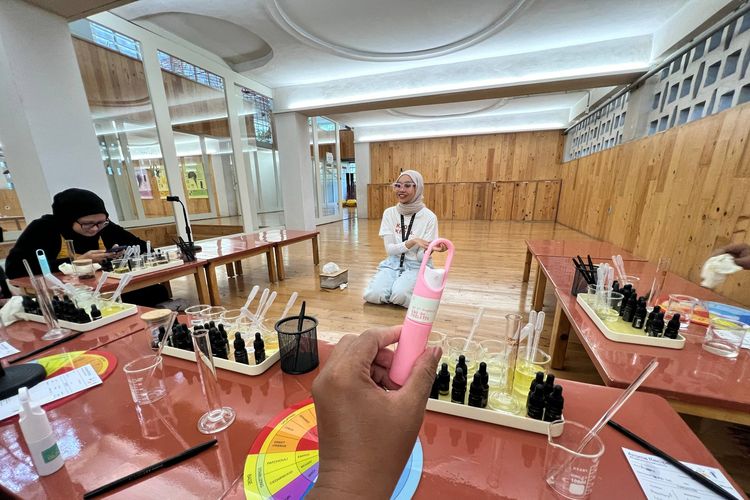 Workshop bikin parfum di Rumah Atsiri Tawangmangu (18/5/2026).