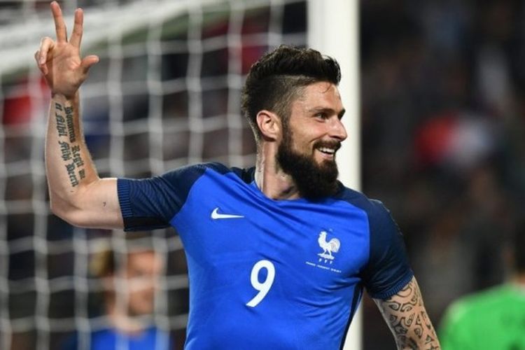 Striker Perancis  Olivier Giroud mengajungkan tiga jari melambangkan jumlah gol yang dicetaknya ke gawang Paraguay pada laga uji coba di Rennes, Jumat (2/6/2017).  