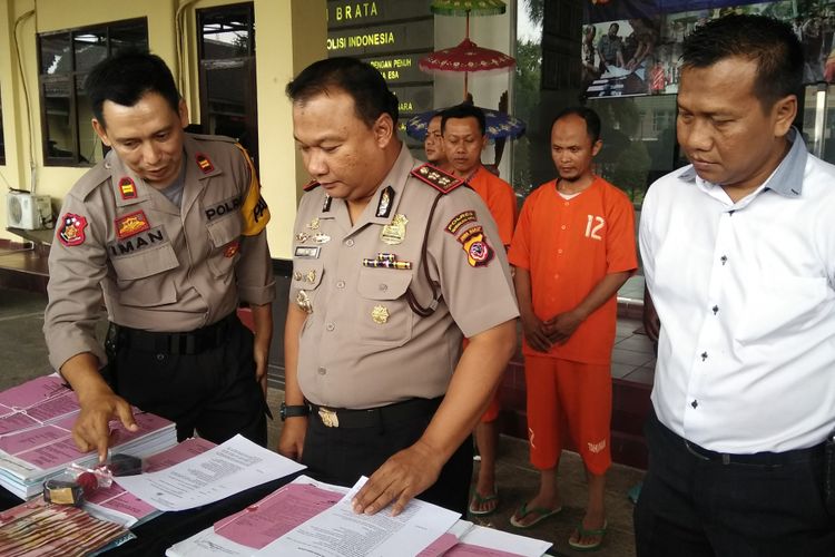 Kapolres Tasikmalaya Kota AKBP Febry Maruf, menunjukkan barang bukti dan tersangka kasus korupsi dana desa ratusan juta rupiah di dua desa Kecamatan Sukaratu, Kabupaten Tasikmalaya, Senin (10/12/2018).