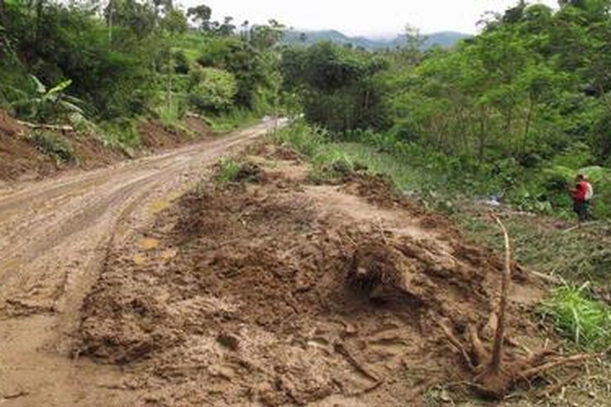Jalan desa yang menghubungkan antara Desa Lencoh dan Desa Jrakah, Kecamatan Selo, Kabupaten Boyolali, Jawa TEngah, sempat terputus akibat longsor yang terjadi pada Sabtu (5/1) dan Minggu (6/1). Longsor membuat warga di tiga dusun terisolasi, dan aktivitas belajar mengajar di SD Jrakah 04 diliburkan.