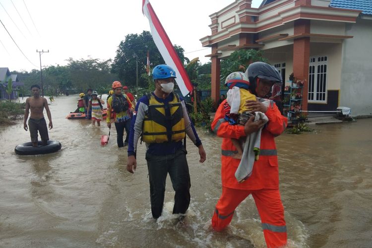 Salah satu balita dievakuasi dari terjangan banjir di Kecamatan Angsana, Kalsel, Sabtu (14/8/2021). 