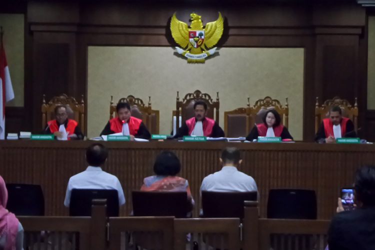 Mantan Mendagri Gamawan Fauzi, mantan Sekjen Kemendagri Diah Anggraini dan mantan Kabiro Hukum Kemendagri  Zudan Arif Fahkrullah bersaksi di Pengadilan Tipikor Jakarta, Senin (29/1/2018).